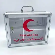 صندوق إسعافات أولية وسط